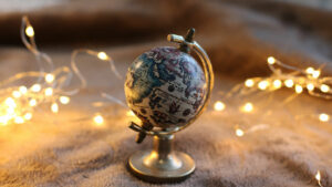 Beleuchteter Globus als Symbol für lustige Weihnachtsbräuche weltweit